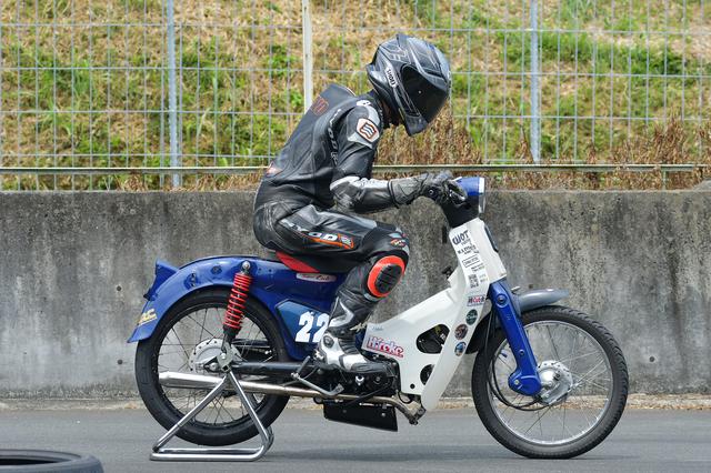 画像: フロントに荷重かけたいときは上体を傾けるだけ。ハンドルに力を入れるとえらいことになるぞ。