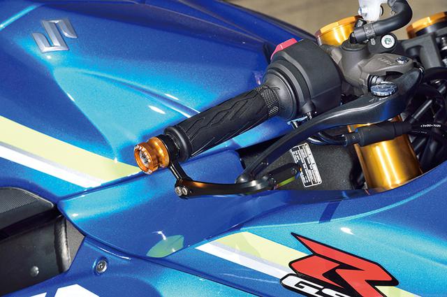 画像: MotoGP発祥で、今やレースの必需品となったレバーガード。さらに最近は公道でも有用なパーツとして人気が高まっているのだ。