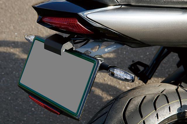 画像: バーハンドルの無印SVでなくセパレートのSV650Xを選んだのは、低く構えた姿勢から。フェンダーレス化もアクティブのキットで行ってある。