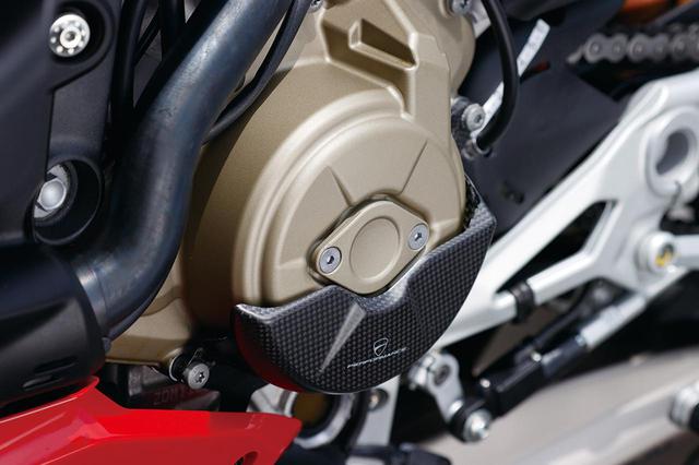 画像: 万一の転倒時にプロテクション効果を発揮するジェネレーターカバー用カーボン製プロテクションは3万690円(税込)。
