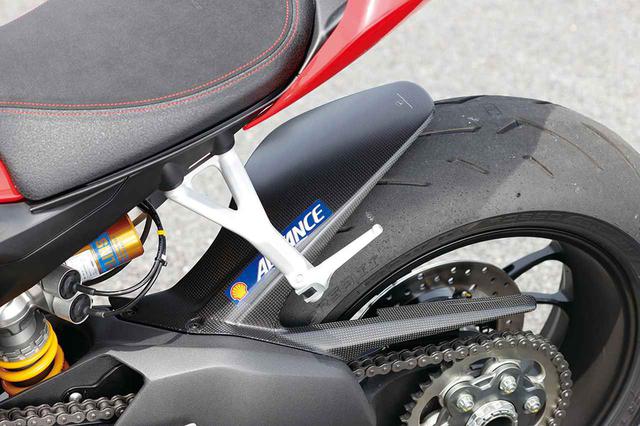 画像: カーボン製リアフェンダーは4万7740円(税込)。サーキットでのタイヤウォーマーの使用にも対応した形状となっている。