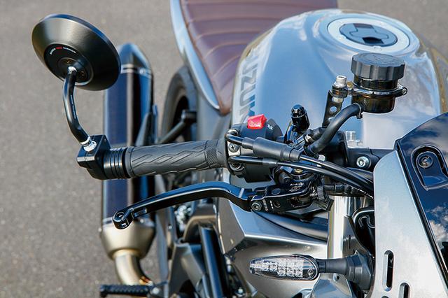 画像: まずはSV650Xのディテールから。バーエンドマウントのミラーはナポレオン、フロントマスターはゲイルスピード・ラジアル、ウインカーもLEDスリムタイプに変わる。