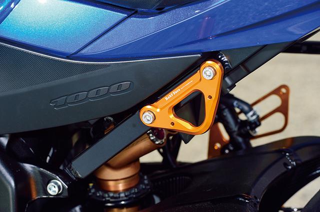 画像: タンデムホルダーを外した上で付けるレーシングフックはタイダウン用アンカーポイントとして重宝する。他機種にも広く展開する人気パーツなのだ。