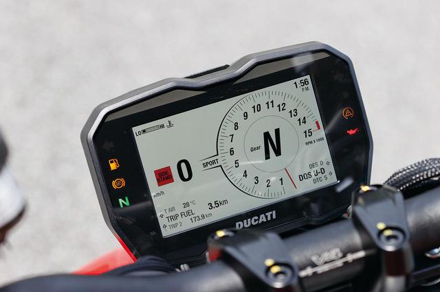 画像: トラコン、エンジンブレーキコントロール、ウイリーコントロールなど電子制御も満載。ライディングモードは3種類が選択できる。