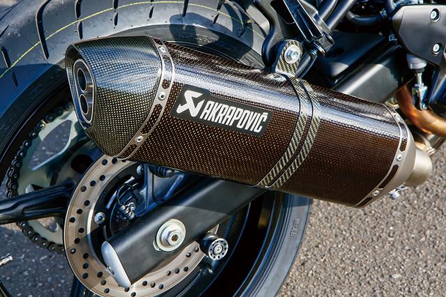 画像: 排気系はアクラポヴィッチ・スリップオン。車種と排気量こそ違うがこのオーナーの所有車2台=SV、セローとも狙うところは同じなのだ。