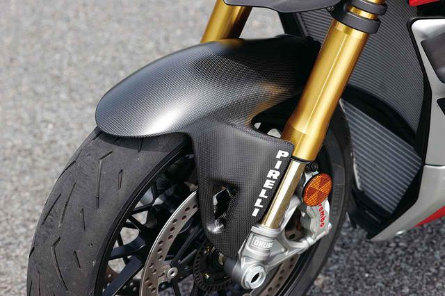 画像: カーボン製フロントマッドガードは4万7740円(税込)。バネ下の軽量化に加え、スポーティなルックスになるのも魅力だ。