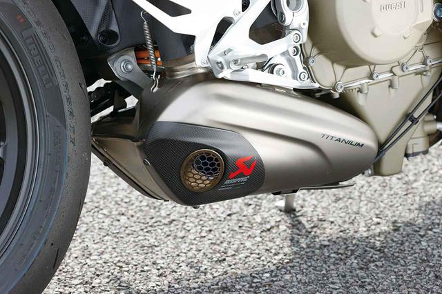 画像: EURO4をクリアした車検対応品のサイレンサーキットはアクラポビッチ製。0.8㎏の軽量化も実現する。87万6513円(税込)。