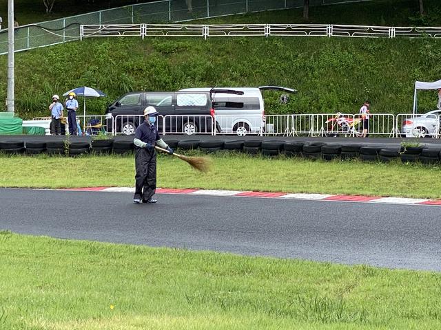 画像: レースが終わり掃いて下さっている様子。