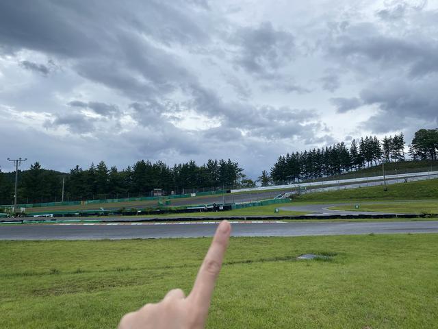 画像: スーパーモトのサーキットも見渡せ、指の先に見える柵の向こうではロードレースのサーキットが見えます。