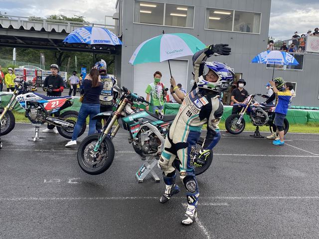 画像: 選手によって盛り上げ方やアピールが違います。