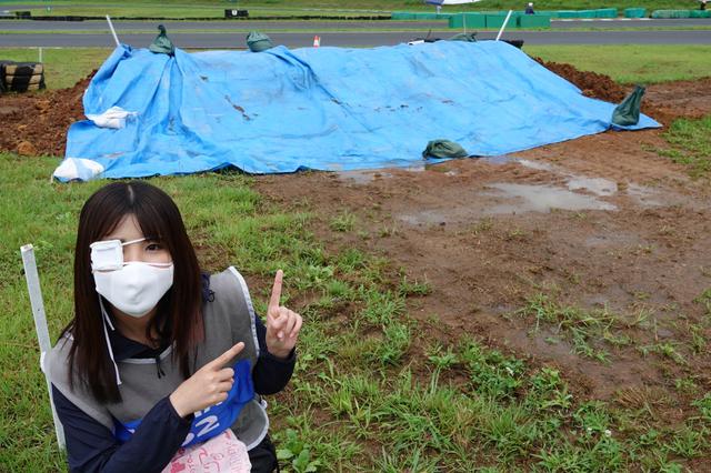 画像: ダート区間の山場にはブルーシートがかけてありました。