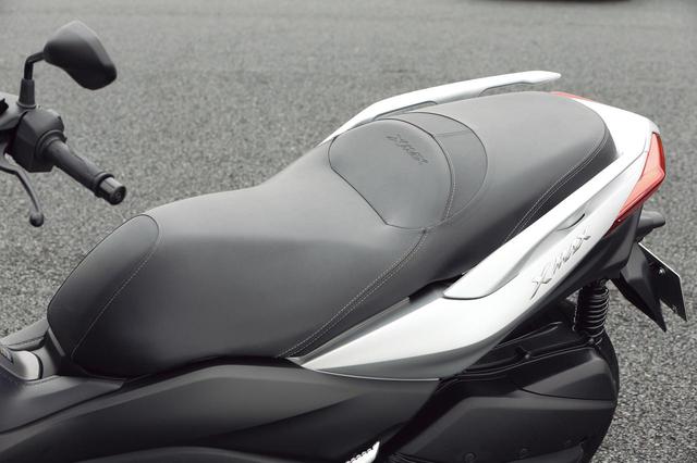 画像: ライダーの体型にフィットするデザインと、ゆったりとしたサイズを確保することで高い快適性を備えるシート。タンデムの快適さも良好。