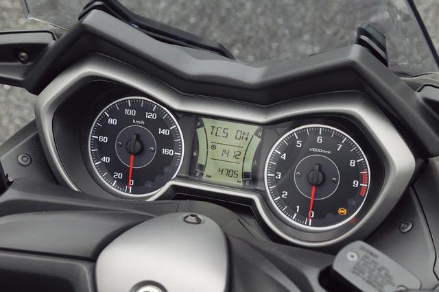 画像: 燃料計、水温計、距離計、燃費計などの機能を備える大型液晶を用いた多機能ディスプレイを中央に、左に速度計、右に回転計をレイアウト。