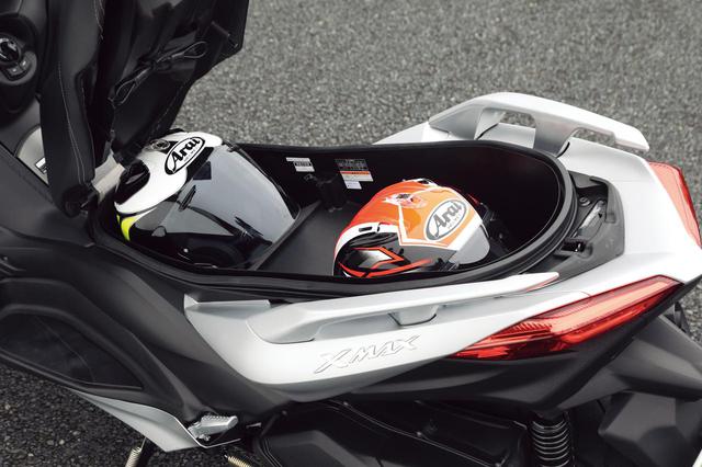 画像: シート下のトランクは容量約45L。ヘルメットを2個ものにより収納することが可能。滑らかに開閉できるダンパーや、夜間に便利なLED照明も装備。