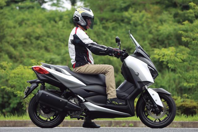 画像: ヤマハ「XMAX ABS」ライディングポジション・足つき性