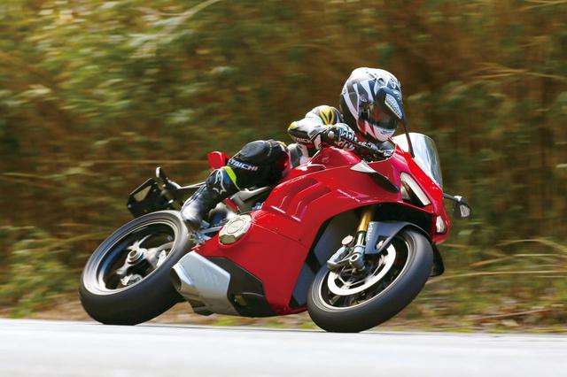 画像: DUCATI PANIGALE V4S 総排気量:1103cc エンジン形式:水冷4ストDOHC4バルブV型4気筒 最高出力:214PS/13000rpm|最大トルク:12.6kgf・m/10000rpm メーカー希望小売価格(税込):344万2000円