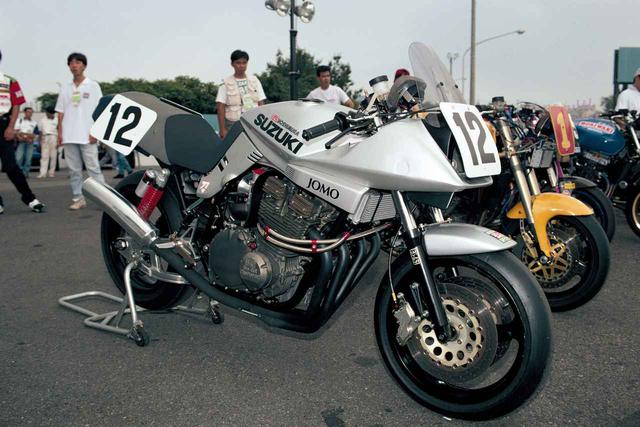 画像: 1995年の鈴鹿ロードレース「NK1」に出場した、ヨシムラ製の1100カタナレーサー。カタナのデビュー当時にAMAスーパーバイクを走らせたヨシムラならではのマシンチョイス! 後にこのシリーズに参戦するマシンはGSF1200に改められたが、1135RはAMAレーサーカタナと、このNK1レーサーカタナを参考に作り上げられた。特に車体まわり、フレーム補強の個所などは、このNK1マシンを再現したという。
