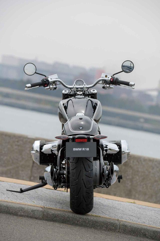 画像2: 【後編】撮り下ろしカット満載! BMW「R18」FirstEdition 想像を遥かに凌ぐビーエム・クルーザーの存在感<GOGGLE 2020年8月号>