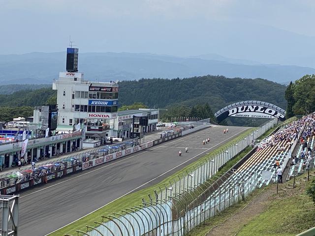 画像: このダンロップのアーチをくぐる所からライダーが観えます。