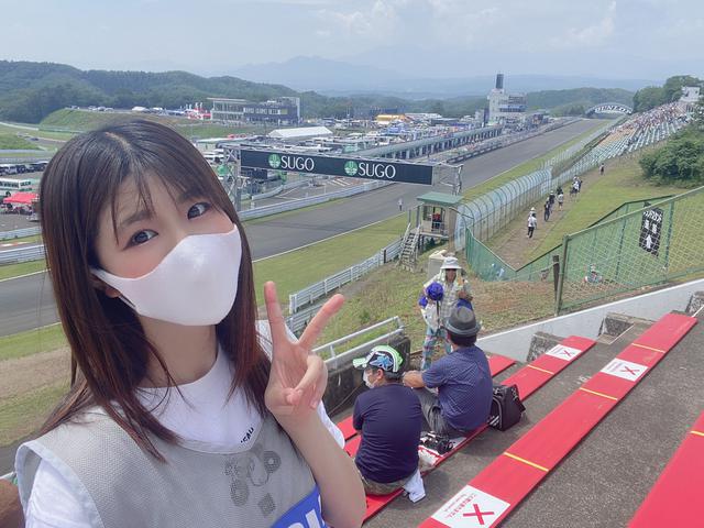 画像: 1コーナーで楽しいアピール写真♪ 人が沢山歩いている所がホームストレートに行く通路です。