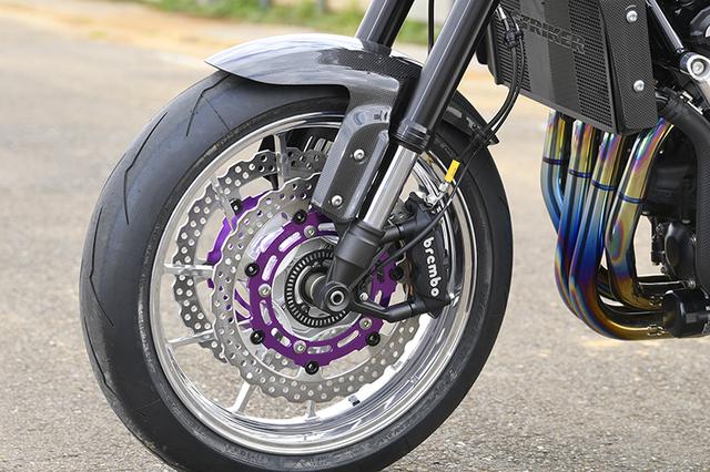 画像: フロントブレーキはブレンボ製ラジアルマウント4ピストンキャリパーと、ビート製「Z900RS用 ブレンボキャリパー取り付け BIGローターキット」の組み合わせ。ディスク自体もウエーブタイプのφ310mmとなり、インナーは7075材。ホースもステンレスメッシュ化している。