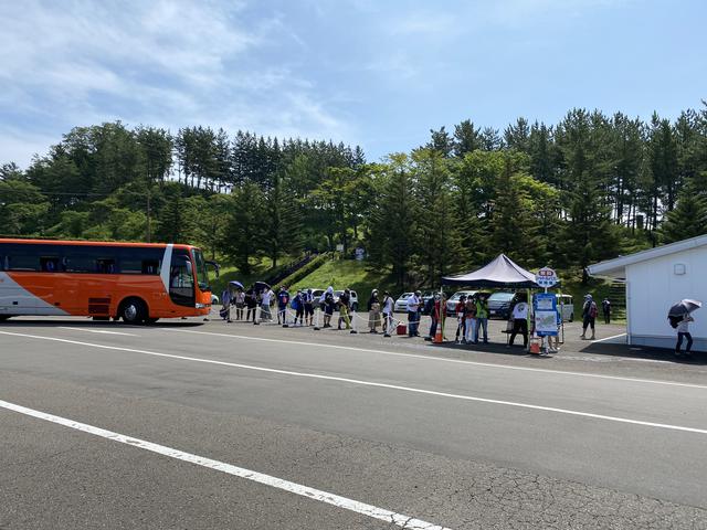 画像: 駐車場近くのバス停は凄い人でした。