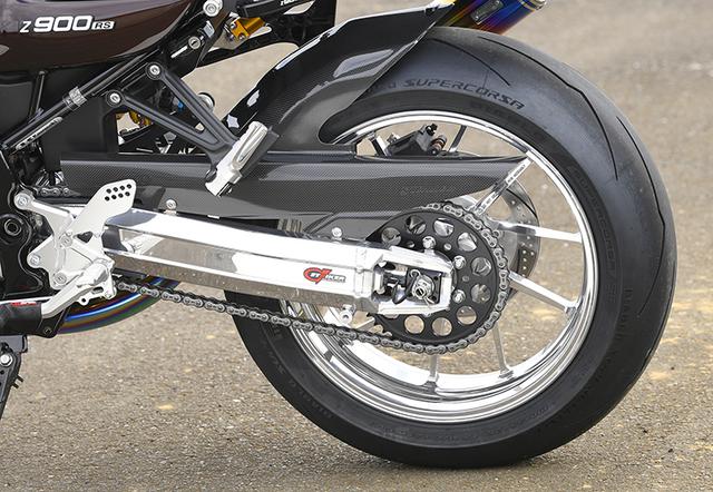 画像: オリジナルのGストライカー・スイングアーム(バフ仕様)や、オプションのホイール変更(この車両ではゲイルスピード・Type-Rで3.00-17/6.00-17サイズ)等によって車体側のクローム感も高め、火の玉外装との一体感も醸し出している。リヤフェンダーもストライカーSADだ。