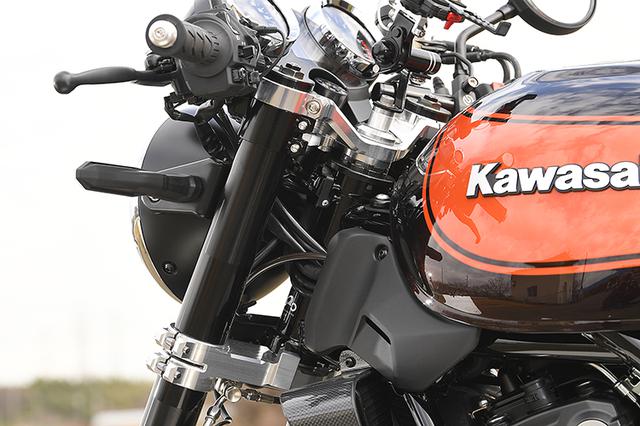 画像: 4ポジション変更可能でフロント荷重が稼げるGストライカーのセパレートハンドルキットとアンダーブラケット(ここではシルバー)を装着。これらはGストライカー・スイングアームとの選択制でSZ-020の基本メニューに含まれる。オプションで双方装着も可能だ。