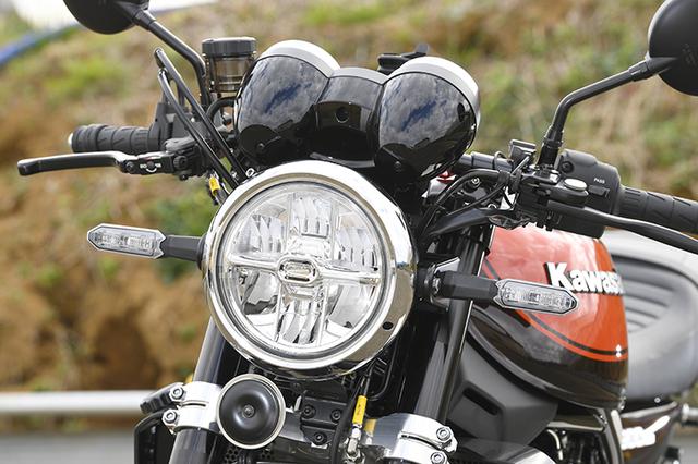 画像: LEDのヘッドライトやウインカーはZ900RSのノーマルだ。フロントブレーキマスターシリンダーはブレンボRCSに換装されている。