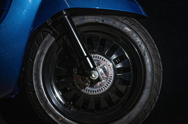 画像: ジャンゴ スポーツのホイールはブラックカラーを採用。125ccモデルもABSを標準装備しています。クルマのホイールのようなプジョーらしいデザインですね。