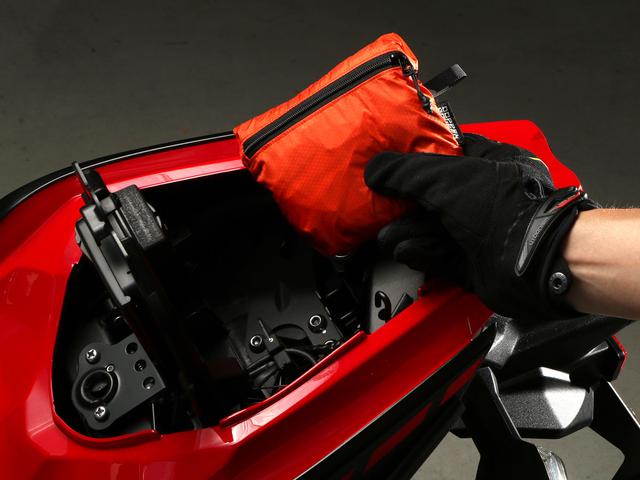 画像2: これぞライダーのためのエコバッグ! ヘルメットも収納できて畳めばシート下に納まるリュックをドッペルギャンガーが開発
