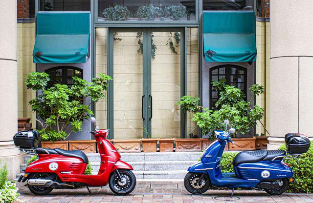 画像: ジャンゴ スポーツツーリングのカラーリングは、125cc、150cc共に2種類のカラーをラインアップ。左はサテンチェリーレッド、右はディープオーシャンブルー。