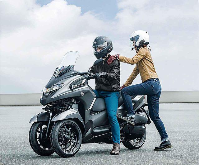画像: トリシティ300は、ヤマハの二輪市販車としては初めて、自立をサポートする「スタンディングアシスト」機能も搭載!