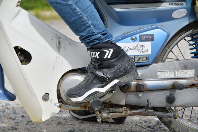 画像: ぱっと見は普通に足を載せてるだけ。しかし、この足裏がライダーを支え、車体への入力を行うのだ。