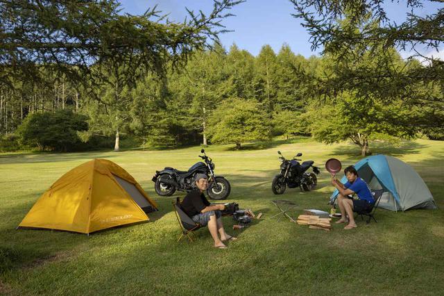 画像: (左)レブル250と筆者・西野。(右)CB250Rと中村パイセン。フライパン振りかぶってます。