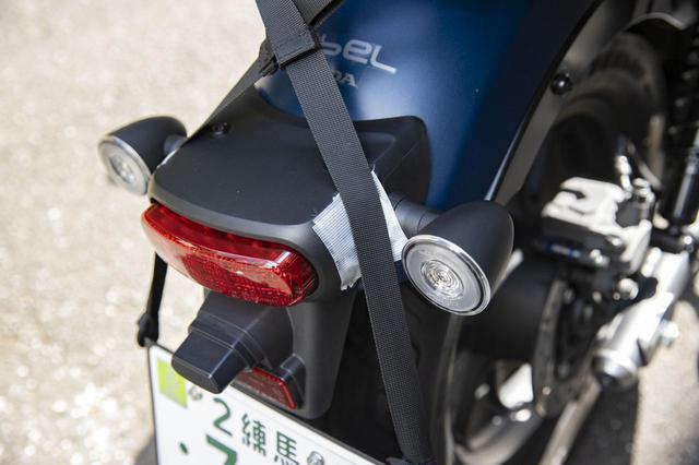 画像: ちなみに。取付ベルトと車体がどうしてもこすれてしまう。そんなときは養生テープを貼ると、バイクに傷がつきませんよー!
