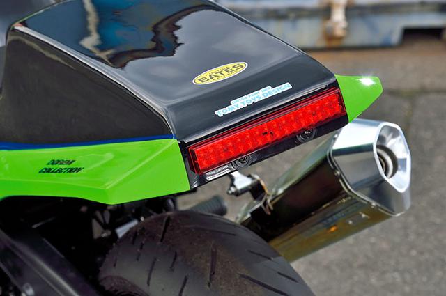画像: サイドに張り出したテールや横長のテールライトなど、GPZ900Rの特徴も盛り込まれている。ウインカーやステー類も検討・開発が進む。
