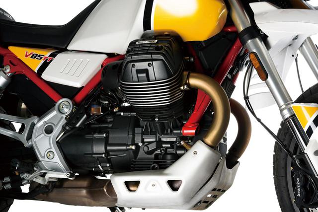 画像: 排気量850㏄、空冷縦置OHV2バルブV型2気筒エンジンと聞くとV9系がベースと思われそうだが、V85TT用のエンジンはシリンダーヘッドからクランクケースまで完全なる新設計。レーシングマシンに使われるチタンなどの素材も使用して最高出力80HPという強力なパワーを発揮。クランクケースはフレームの強度メンバーとして利用することを前提にデザインされ、潤滑系も信頼性を高める贅沢な造りを採用。