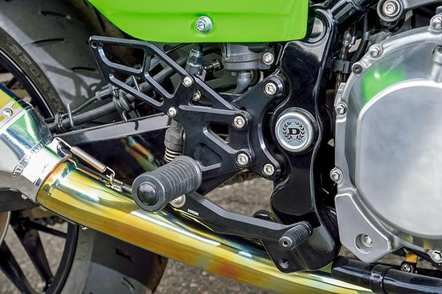 画像: ステップはドレミ製で、マフラーともどもカスタム感も見せつつ、他のパートは基本的にZ900RSノーマル。これは外装をNinjaにしてハードパーツの方は自由に選んで遊んでほしい、という提案でもある。車両は本来のGPZ900Rより非常に軽く女性にも向いている、と武さんは言う。