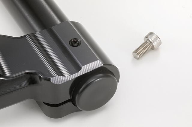 画像: MFJのレギュレーションに合わせて、バーホルダー側には回り止めボルトを打ち込むための穴も、あらかじめあけられている。