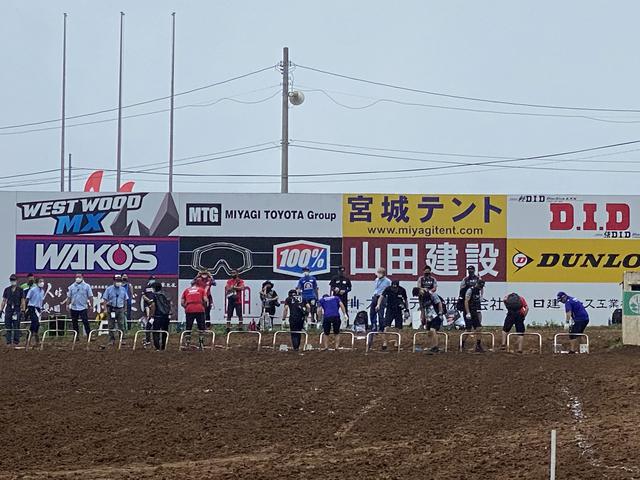 画像: チームの方が一生懸命スタートに向けて準備をしてくれています。