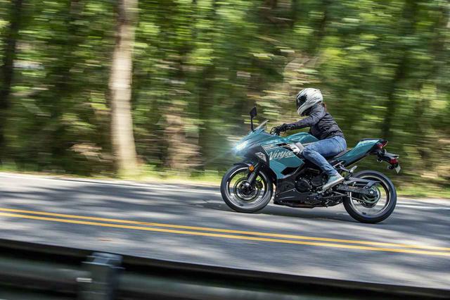 画像: Kawasaki Ninja 400 カラー:パールナイトシェードティール×メタリックスパークブラック