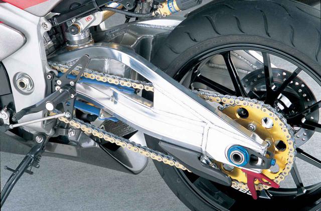画像: 撮影車が当時装着するアルミスイングアームはGSX-R750のレースキットパーツだが、この外観を踏襲するものを自社で製作する予定とのことだった。フロントと同製法/銘柄のホイールは、STDに準じて6.00╳17とされる。装着タイヤはD208の190/50ZR17。アファムのリアスプロケットは純正と同じ42Tとされ、2.471(17/42)の2次減速比に変更はない。