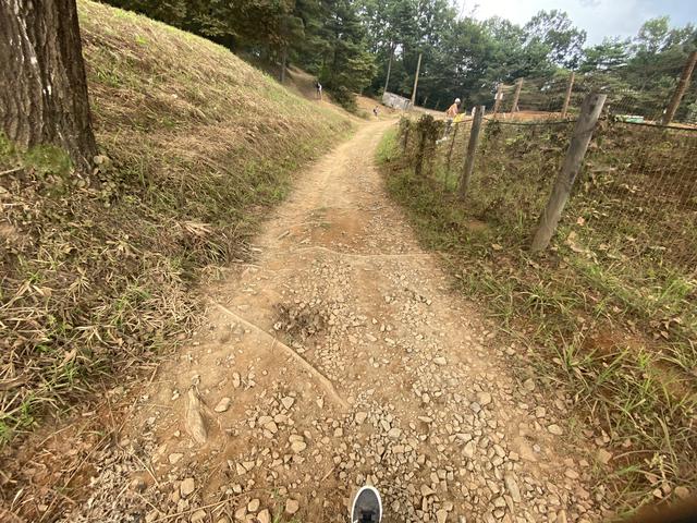 画像: これがちょっと路面の悪い道です。