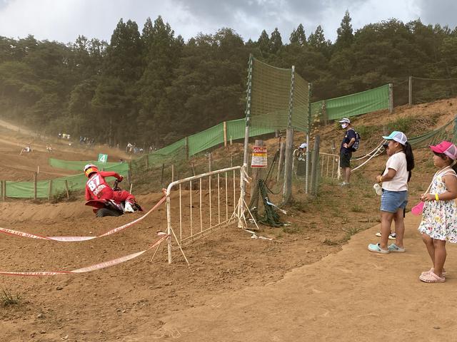 画像: コーナーなので砂埃も凄い!!!! 小さい子供達も近くで観て楽しんでいました。