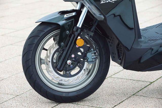 画像: タイヤは前後13インチ。ブレーキは260mm径ローターを採用し、スポーティな走りに見合った強力なストッピングパワーを実現。