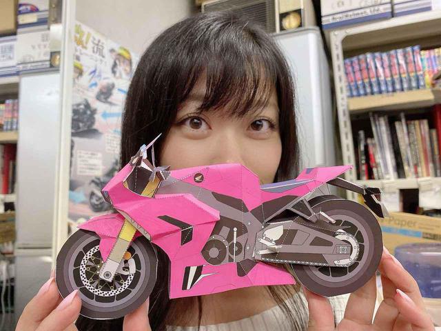 画像: 「ホワイト」をベースに、ポスカでオールペン(?)したのは国友愛佳。こちらの制作時間は約4時間!