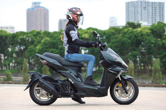 画像: SYM「DRG BT」ライディングポジション・足つき性