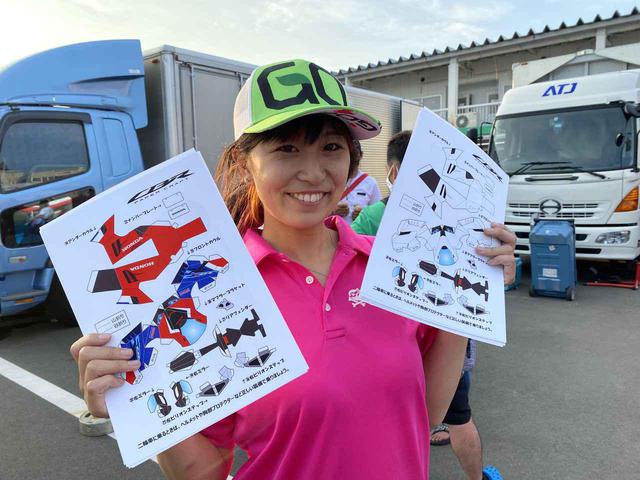 画像: J-GP3クラスで熱い走りを見せてくれた岡崎静夏選手も参戦。「こういうの苦手なんだよなぁ、弟にやらせよ」と語っていましたが…。