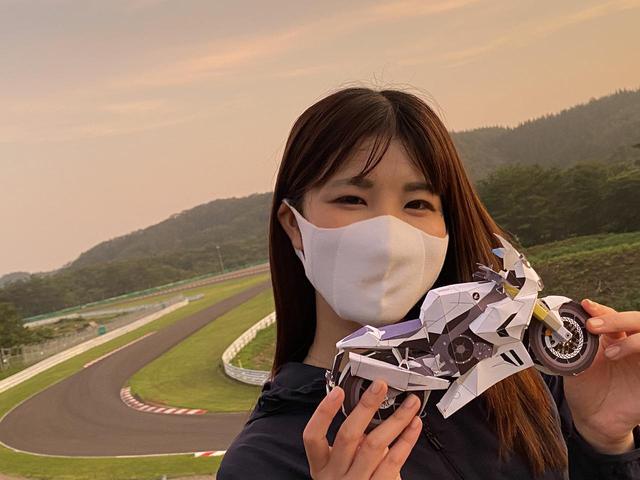 画像: 取材先のホテルで「ホワイト」を作成した梅本まどか。「シールドが立っていてツアラーみたい」とか、「アンダーカウルが常時接地してる」とかツッコミどころはありますが、4時間かけて頑張りました!